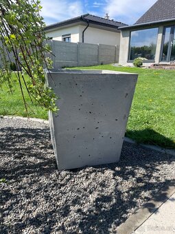 Zahradní betonový květináč - 3