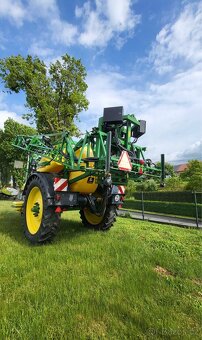 postřikovač John Deere 840 - 3