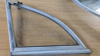 Prodám boční okna na veterán - 3