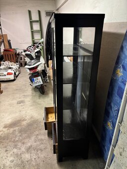 Starší vitrína se skleněnými dveřmi – vintage styl - 3