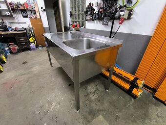 Nerezový stůl s dřezem - 3