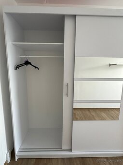 Skříň šatní velká 210x180cm - demontáž a odnos kupující - 3