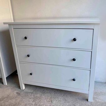 Prodám 2x komodu Hemnes Ikea, v lesku - 3