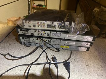 3X DVD přehrávač LG + set-top-box - 3