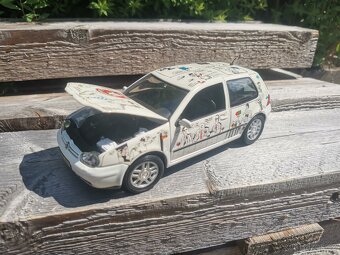 Volkswagen Golf IV 1:18 REVELL - 3