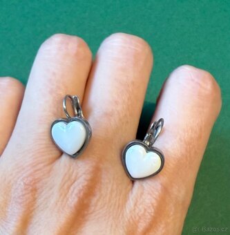 Náušnice bílá srdíčka – ocel, keramika, sleva. - 3