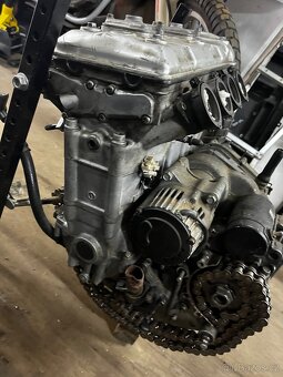 Motor Kawasaki ZXR750J1 a karburátory - 3