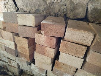 Prodám šamotové cihly - cca 70 ks plus - 3