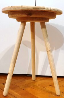 Květinový stolek na trojnožce., - 3