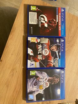 PlayStation 4 - 3