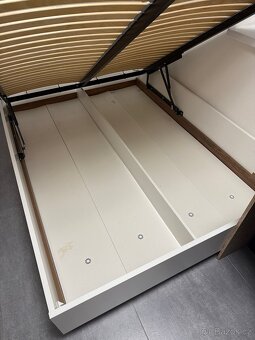 Postel 140x200 a úložným prostorem, roštem a čelem - 3