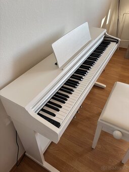 Piano, klavírní stolička, studiová sluchátka - 3