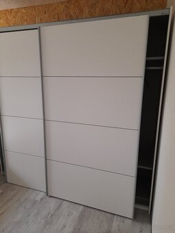 Skříň  odouvcí dveře. - 3