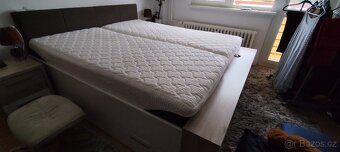 Manželská postel 200x180 s knihovnou a úložným prostorem - 3