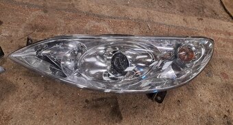 Přední světla Peugeot 407.Rok stará, Cena je za 1 kus 1900kč - 3