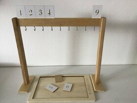 Montessori. Stojan na barevne koralkove schody. - 3