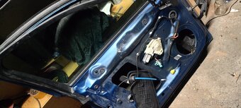Audi A4 b8 okno řidiče stahovačka - 3