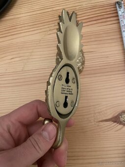 Secesní kovový věšák "ananas" zlatý, 2 ks, 16 cm délka - 3