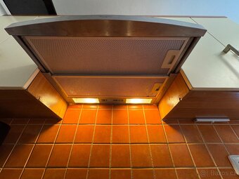 Prodám kuchyň včetně myčky AEG a výsuvné digestoře Whirlpool - 3