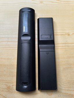 2x Dálkové ovladače SONY PS3, AV SYSTÉM RM-ADP120. - 3