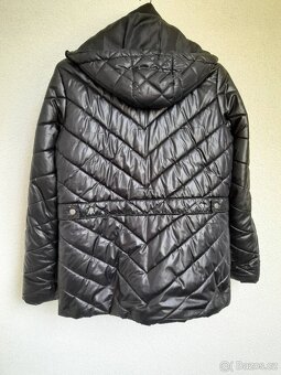 Dámská černá prošívaná bunda s kapucí Tchibo - 3