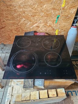 Vestavná lednice a varná deska - 3