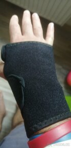 Ortéza na zápěstí práva a levá. - 3