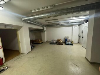 Pronájem obchodních prostor – 829,99 m² - 3