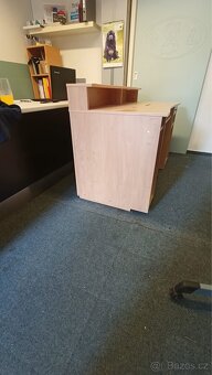 Pracovní stůl s trezorem - 3