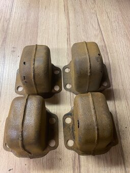 Kryty dveřních závěsů tatra T603. - 3