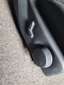 Sedačky Mercedes E 207 kupé - 3