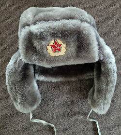 Zimní ruská ušanka s odznakem, šedá - 3