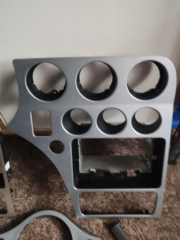 Stříbrný a zlatý středový panel Alfa Romeo 159 - 3