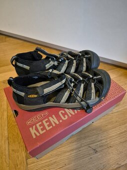 Tenisky Nike, sandály Keen, sandály Alpine Pro - 3