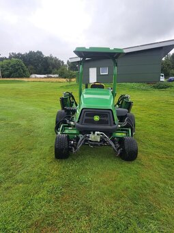 Vřetenová sekačka John Deere 8700A na fotbalová a golfová hř - 3