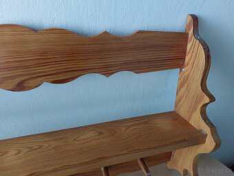 Krásná stará dřevěná polička na hrníčky a talířky - 3