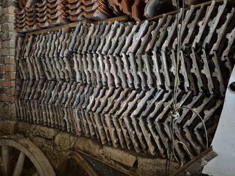 Staré střešní tašky, cca 1 000 kusů s hrebenáči - 3