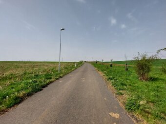 Slunná stavební parcela v okolí Teplic. - 3