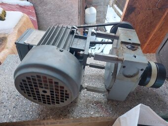 Elektromotor s úhlovou převodovkou - 220V/250W... 54ot./min. - 3