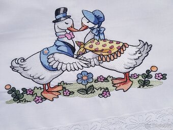 ZAMILOVANÉ HUSIČKY - VYŠÍVANÝ POVLAK NA POLŠTÁŘEK - 3