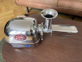 Nerezový odšťavňovač Angel Juicer 5500 - 3