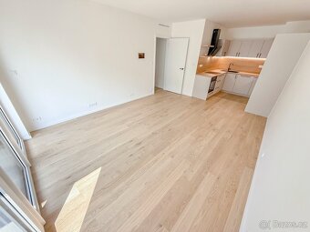 Moderní nový byt 2+kk s balkónem, jen 1 minutu od metra - 3