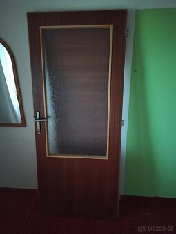 Vyklízení domu, křeslo, desky ze skříní, dveře, koberce - 3