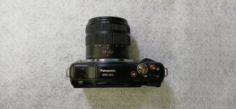 Panasonic Lumix DMC-GF3 a objektiv 14-42mm m4/3 - 3