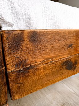 Masivní postel z recyklovaného dubu + 2 noční stolky – ruční - 3