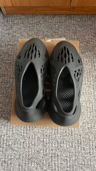 YEEZY FOAM RNNR 42 - 3