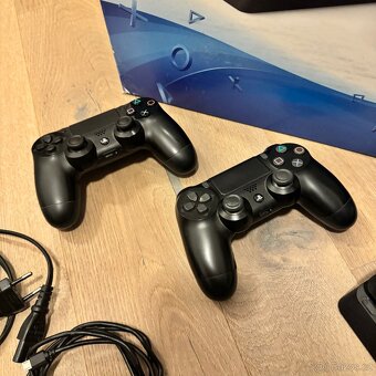 PS4 / Playstation 4 Slim 500gb + 2x Dualshock 4 - 3