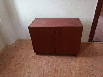 Skříně + lampa - 3