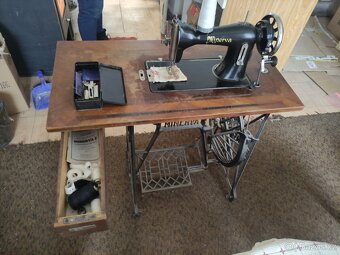 Prodám starý šicí stroj Minerva, funkční - 3
