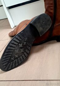 Hnědé vysoké boty-kozačky na nízkém podpadku - 3